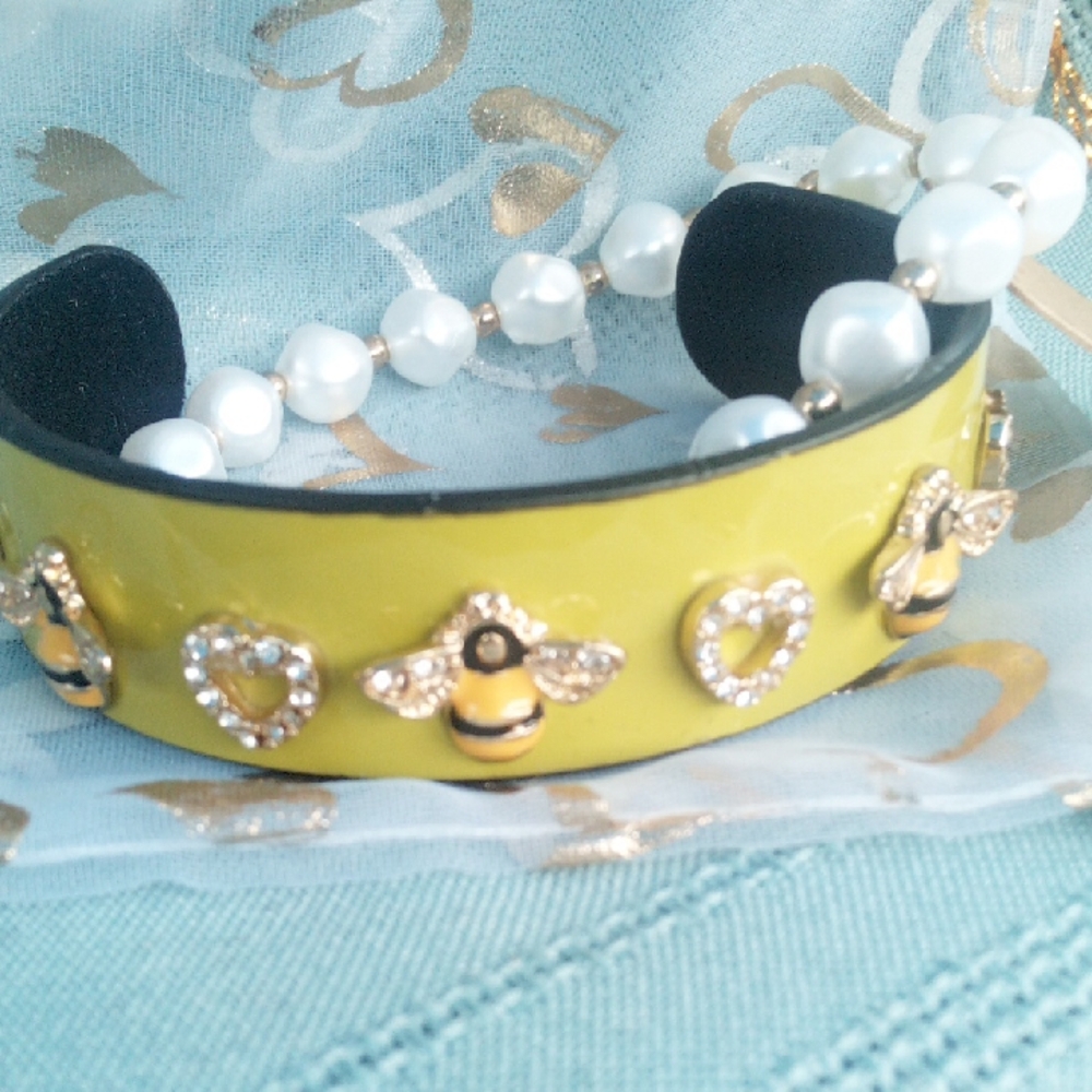 Yellow Bee Bracelet Faux Pearl Bracelet and Keychain Set - Picture 6 of 7